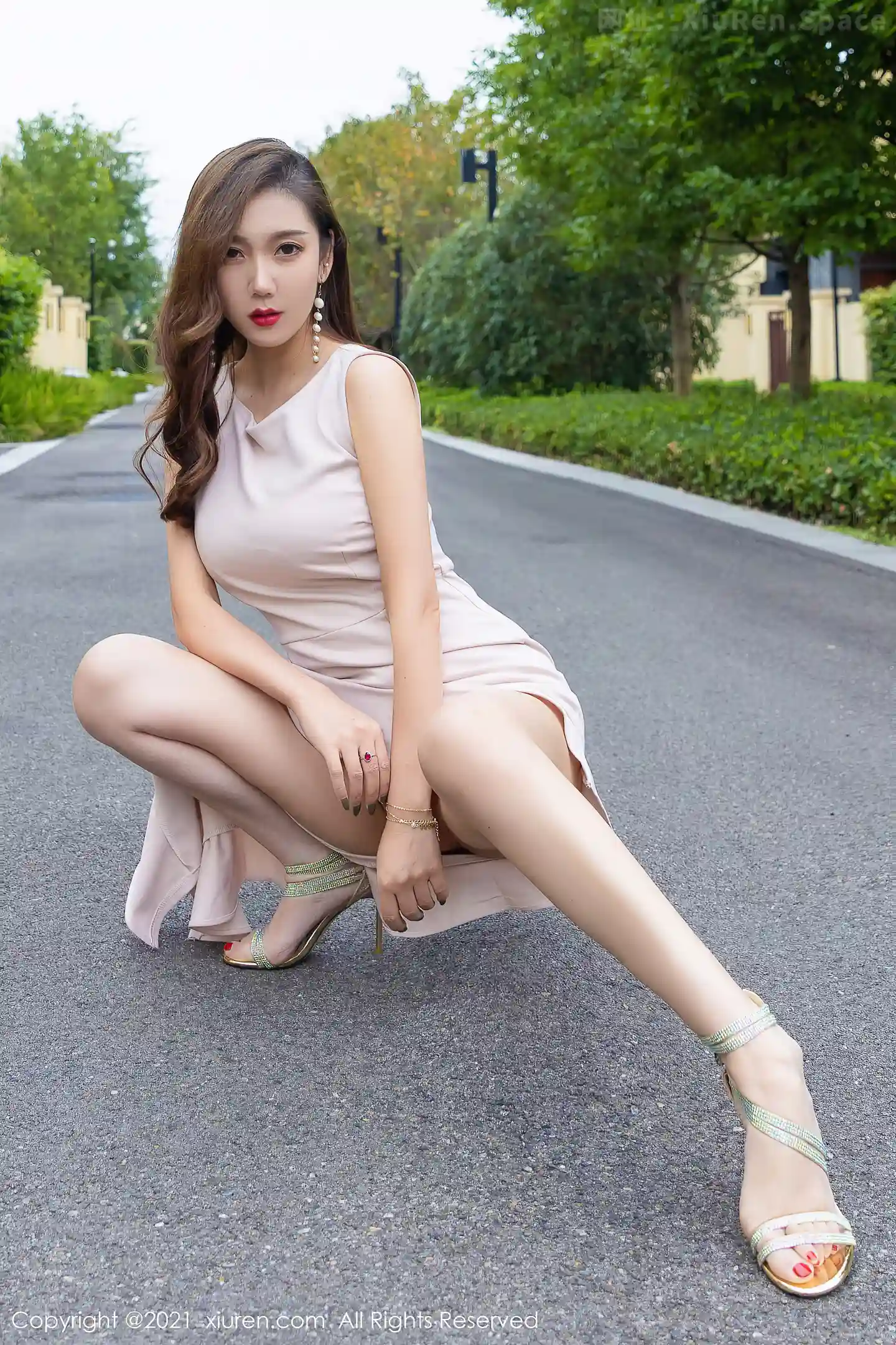 图片[4]-[XiuRen秀人网]VOL.4201 模特艾静香成都旅拍诱人车拍场景露性感美背浑圆翘臀诱惑写真44P-秀人网官方网站